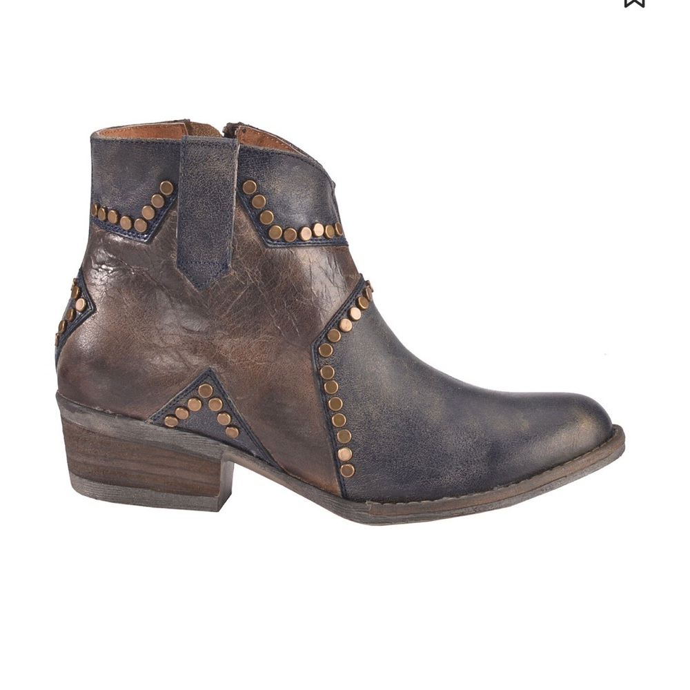 Circle G Women's Studded
Leather Star Inlay Booties - Round
Toe Size 9